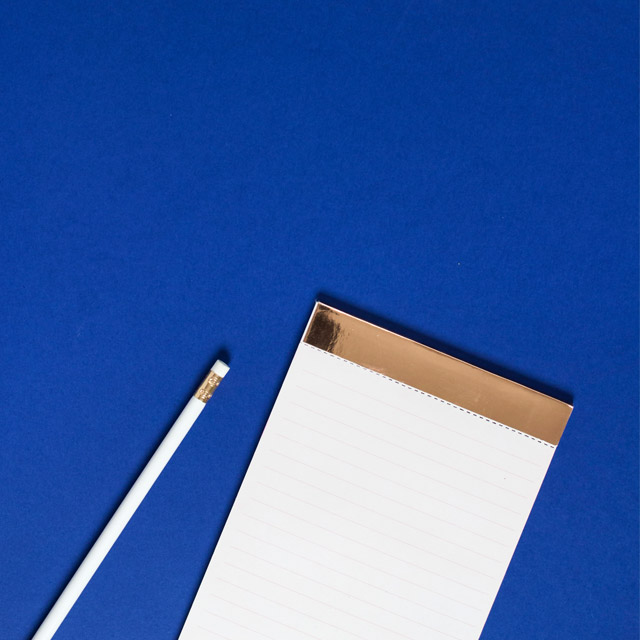 دانلود تصاویر استوک دفترچه یادداشت با سربند طلایی
